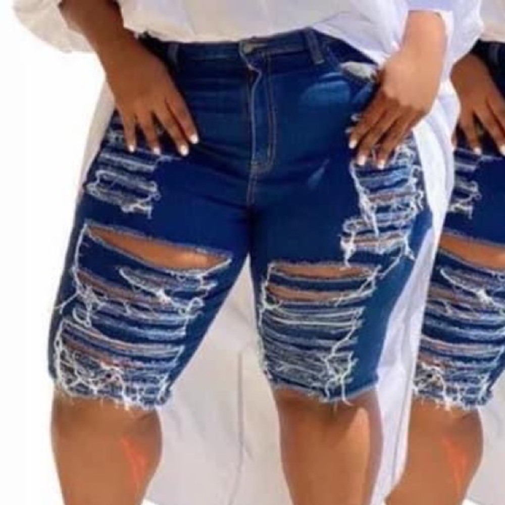 BRAND NEW Ripped Short Jeans